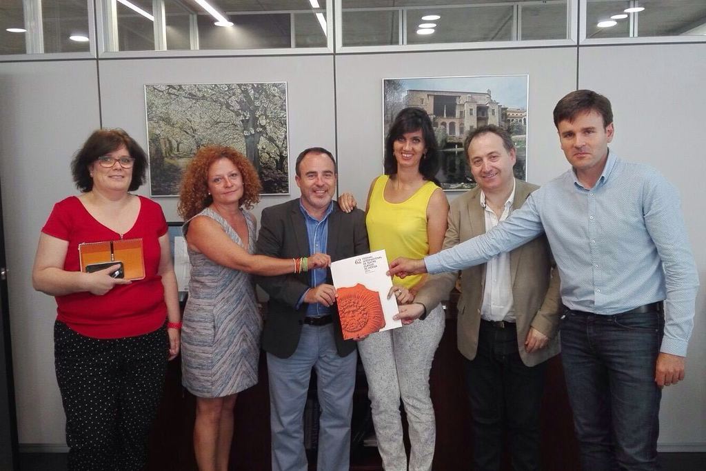 El director de Turismo cierra un acuerdo para ampliar a Cáparra las representaciones del festival de Teatro de Mérida