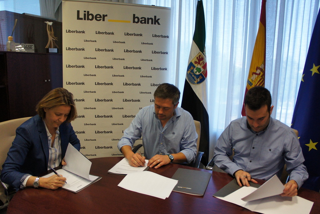 Un convenio firmado entre Liberbank y Torreorgaz permitirá equipar el futuro Espacio joven de la localidad