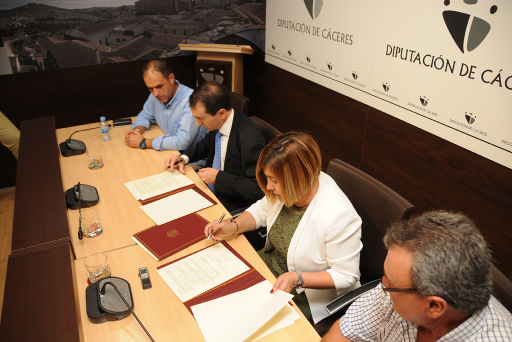 Diputación de Cáceres y CHT suscriben un convenio para el cambio de titularidad y arreglo de dos caminos generales