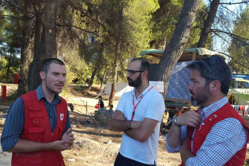 El director de la AEXCID visita dos campos de refugiados en Grecia para conocer el trabajo de los cooperantes extremeños