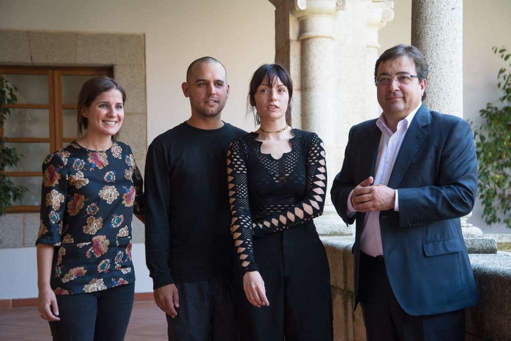 Fernández Vara recibe a la diseñadora extremeña María Ke Fisherman, ganadora del Premio Nacional de Moda