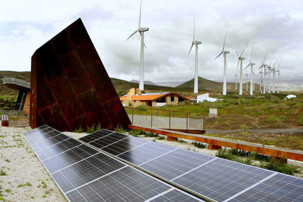 Navarro afirma que el ‘impuesto al sol’ de las renovables va a desaparecer y pronto