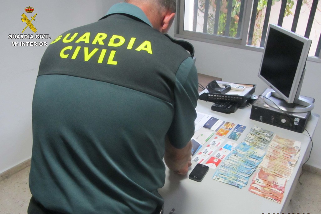 La Guardia Civil detiene a una persona por estafas en internet de falsos alquileres de viviendas vacacionales en Punta Umbría