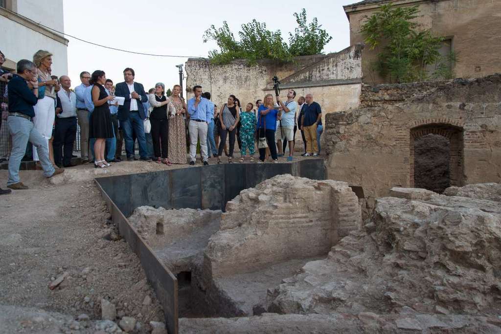El presidente de la Junta ha visitado las obras de restauración de un tramo de muralla de Badajoz