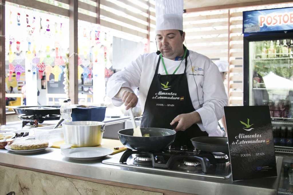 Extremadura presenta su gastronomía y su literatura en la X Fiesta del Libro de Medellín en Colombia