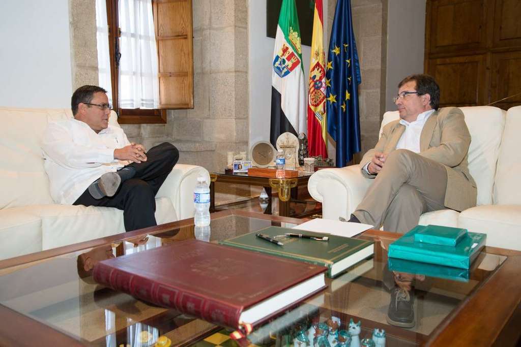 El presidente de la Junta de Extremadura recibe al cónsul de Cuba, Alejandro Castro Medina