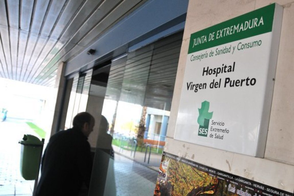 El hospital de Plasencia sustituye la red de tuberías por su pésimo estado y obsolescencia