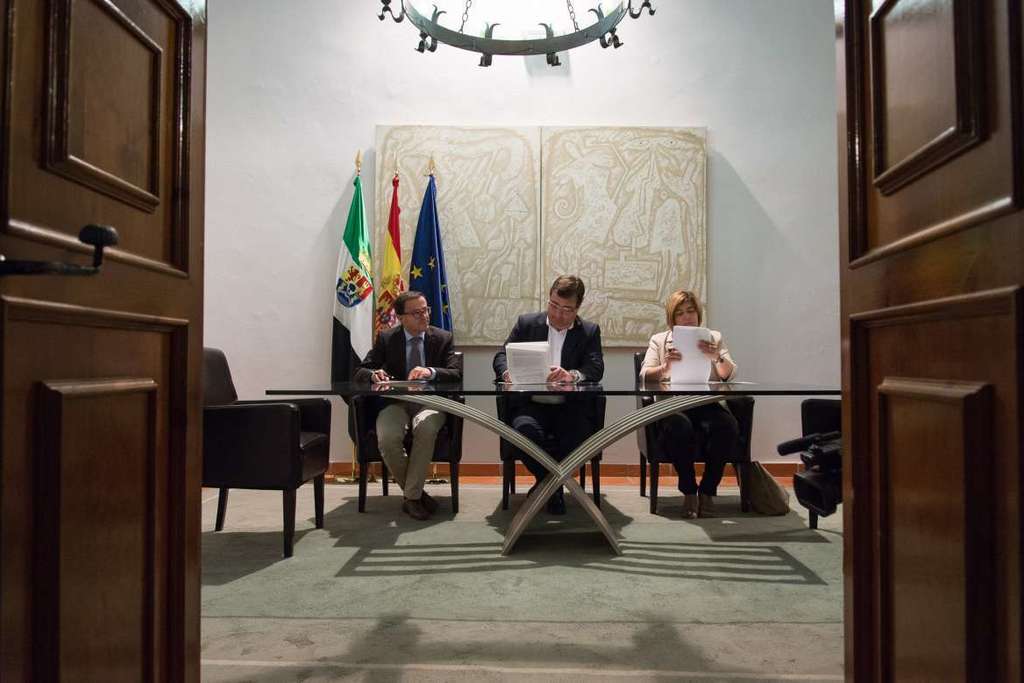 La Junta de Extremadura firma con las Diputaciones un convenio para la reestructuración de la deuda hipotecaria