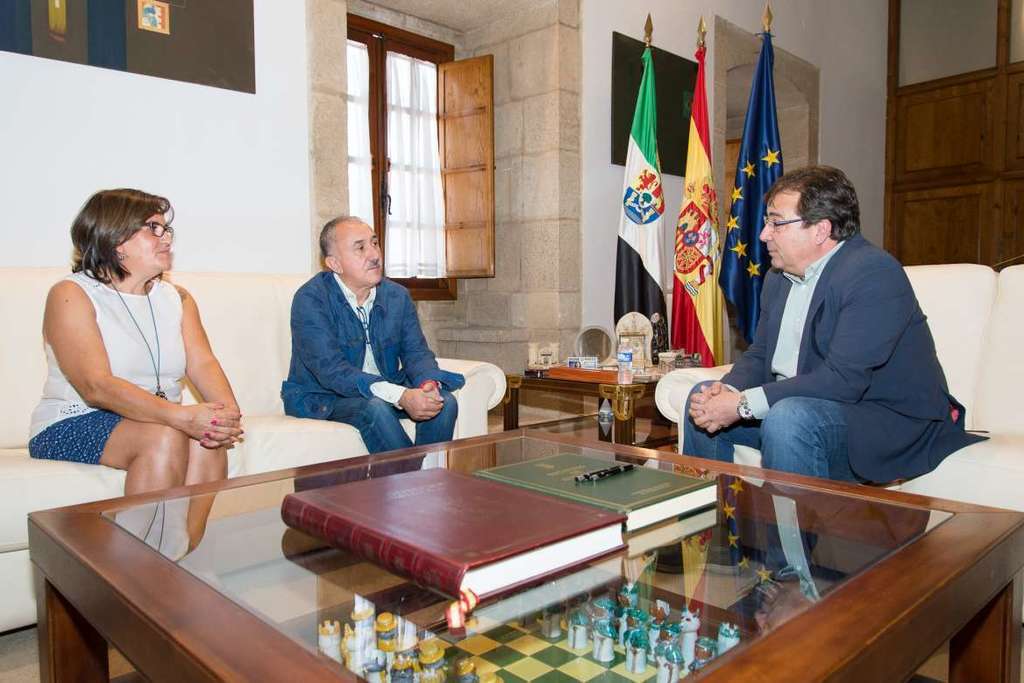Vara recibe al secretario general de UGT quien muestra su apoyo a la reivindicación de mejoras ferroviarias en Extremadura