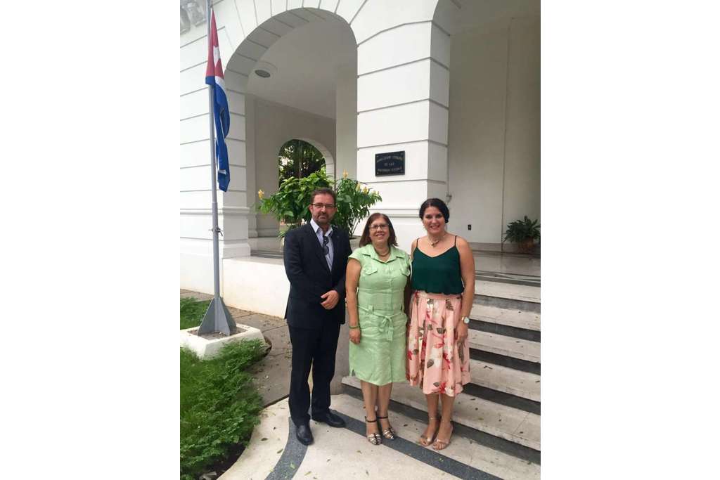 La directora general de Acción Exterior y el director general de Avante Extremadura encabezan la delegación extremeña en Cuba