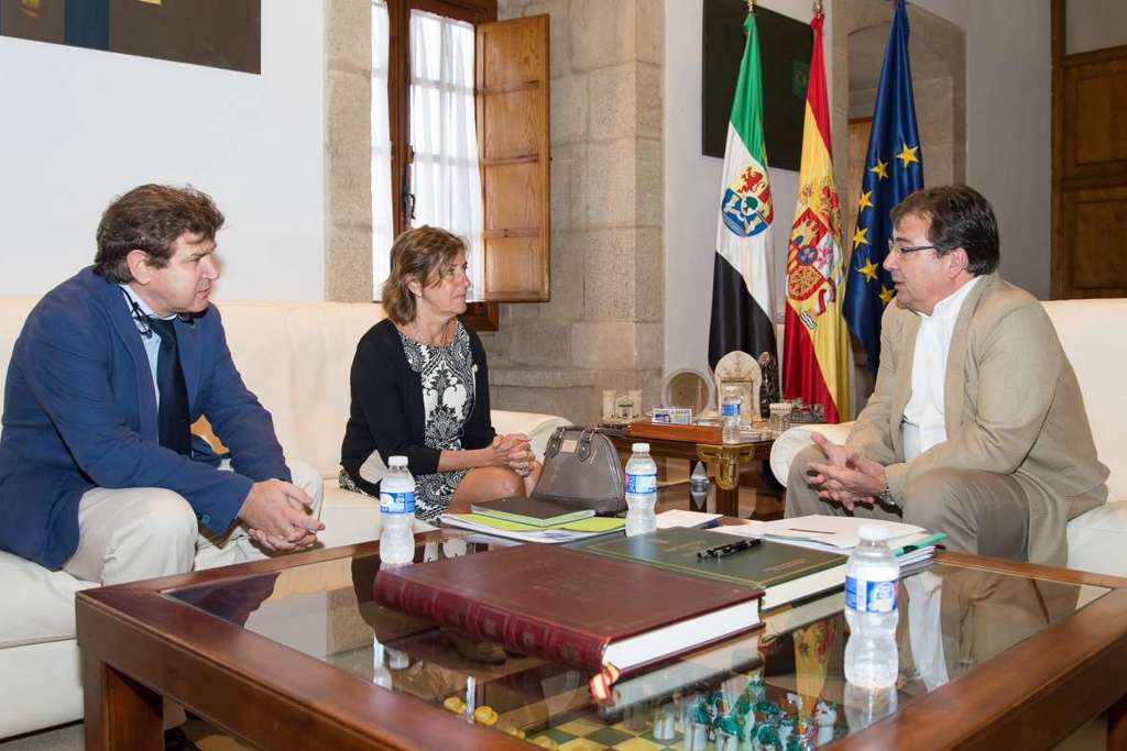 La Fundación Caja Extremadura presenta al presidente Fernández Vara las líneas de actuación de la entidad para el próximo año