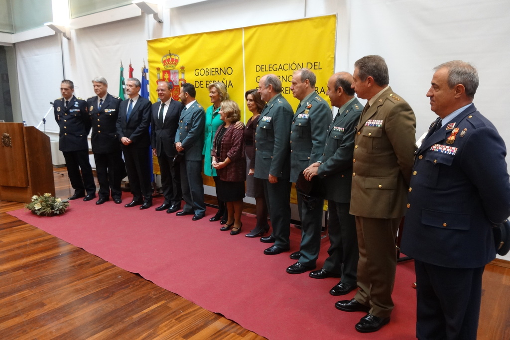 La delegada del Gobierno en Extremadura, Cristina Herrera, impone la Medalla al Mérito de la Seguridad Vial