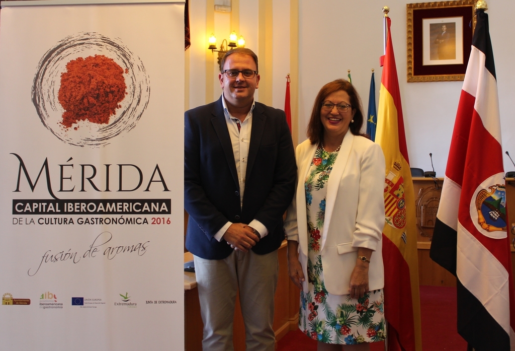 La embajadora de Costa Rica y el alcalde de Mérida