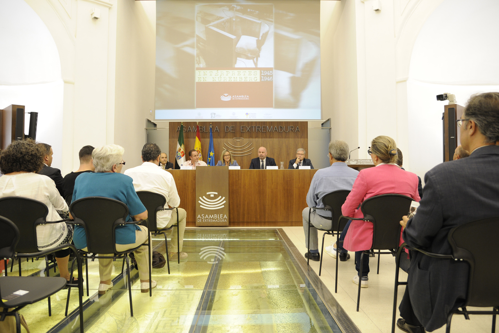 La Asamblea de Extremadura acoge la exposición 'Interpretes en Núremberg 1945-1946'