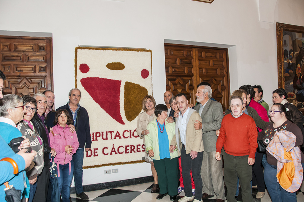 Usuarios de PLACEAT obsequian a la Diputación con un tapiz elaborado en su taller de Confección