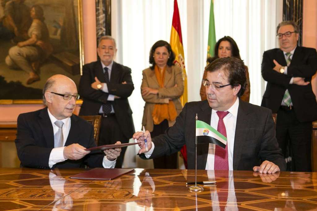 Fernández Vara asegura que los 120 millones de euros del fondo de ejecución de inversiones permitirán a Extremadura mirar al futuro con alivio