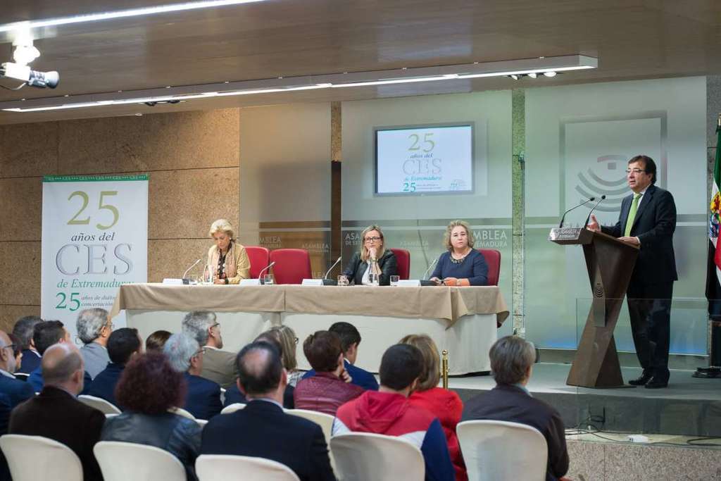 Fernández Vara valora la contribución del CES al cuerpo legislativo con el que cuenta Extremadura