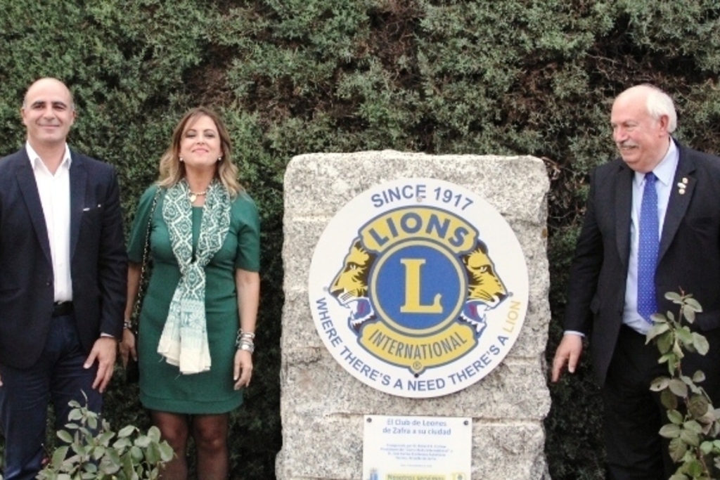 El Club de Leones inaugura un monolito en homenaje a la ciudad de Zafra