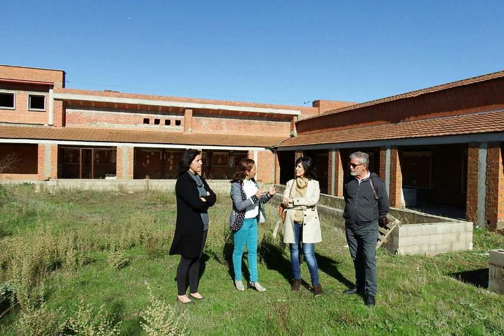 Esther Gutiérrez asegura que el nuevo colegio de Santibáñez el Bajo es prioritario para la consejería