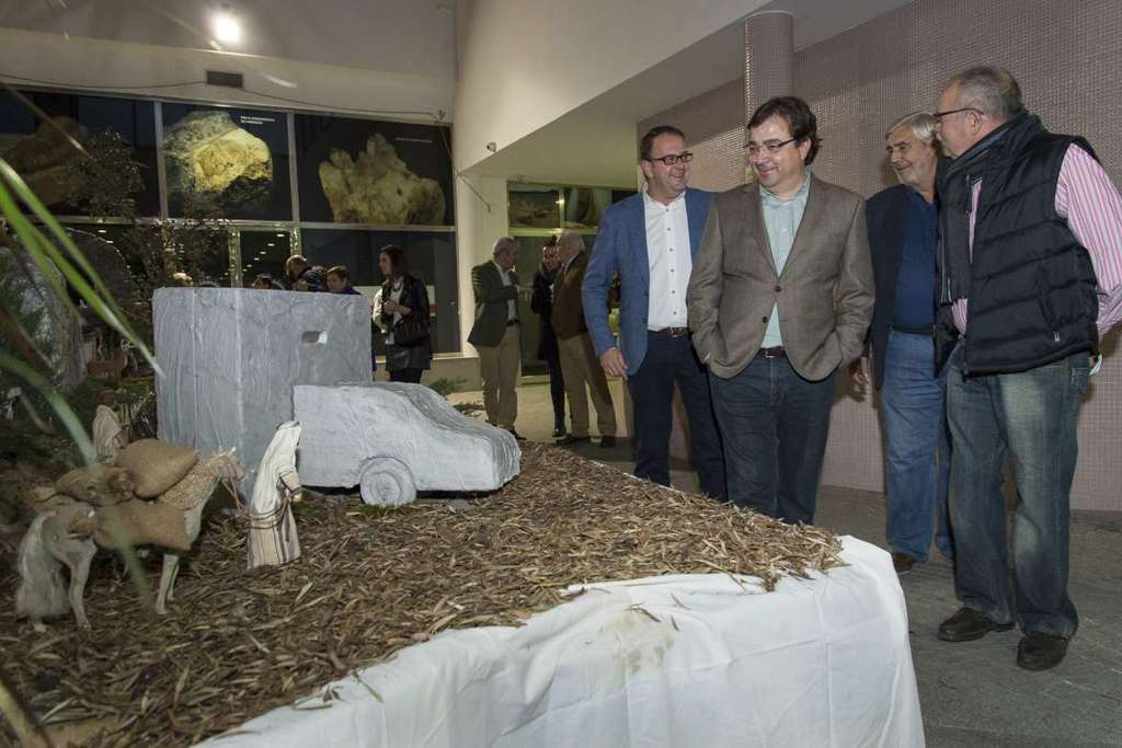Fernández Vara inaugura el Belén del artista extremeño José María Sanfélix