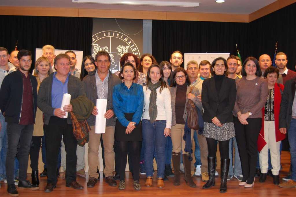 Begoña García reitera el compromiso de la Junta con el sector tabaquero