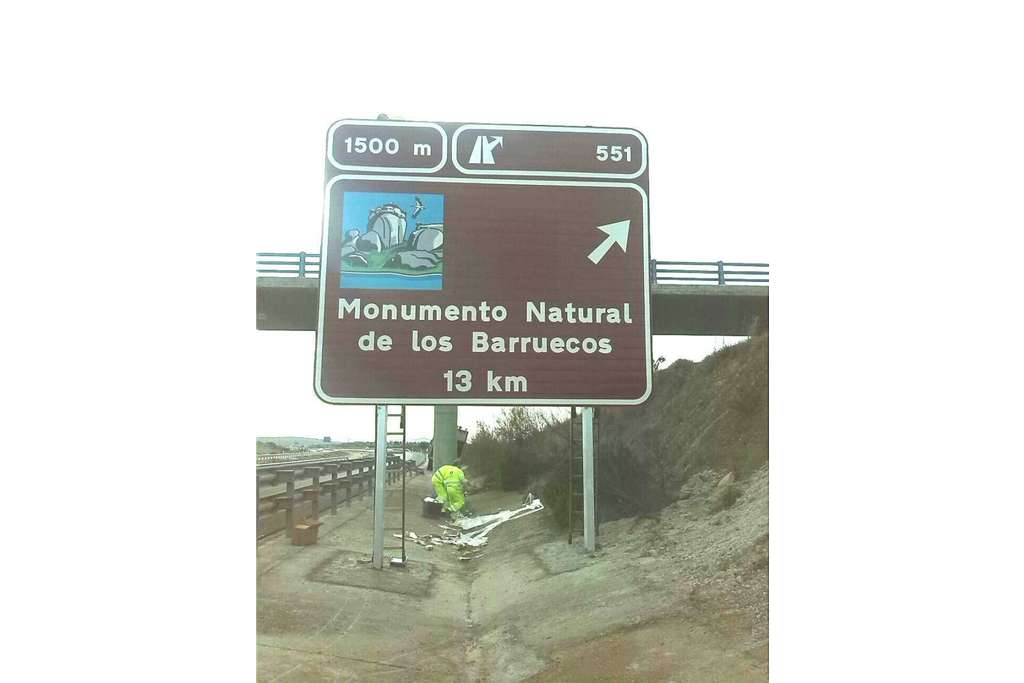 Comienza la instalación de la nueva señalización de destinos turísticos de Extremadura en la Red de Carreteras