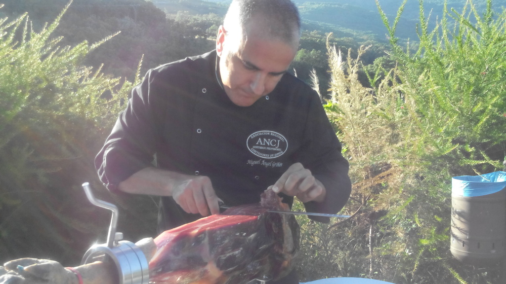 Corte de jamón y naturaleza Miguel Ángel Griñón cortador de jamón de Badajoz