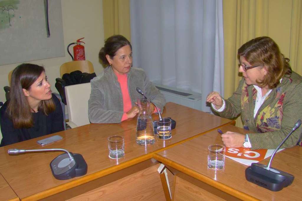 La Junta de Extremadura continúa con las negociaciones con los grupos parlamentarios para aprobar los presupuestos del 2016
