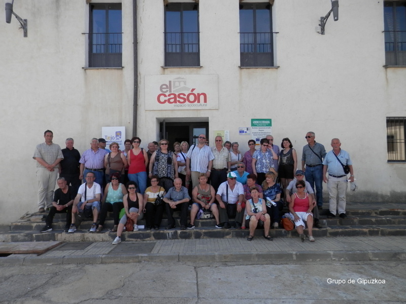 Parque Natural del Tajo Internacional Grupo de excursionistas de Euskadi en la puerta del Museo del Casón (Cedillo)