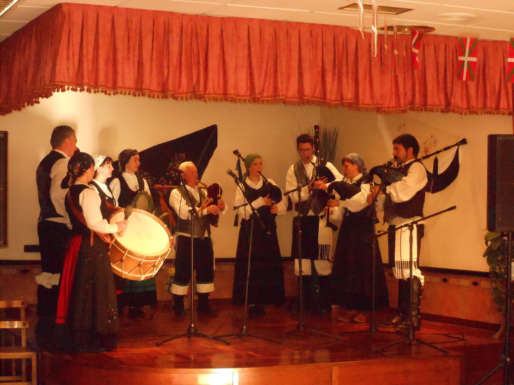 XXV Semana Cultural del Centro Extremeño de Mondragón Grupo folclorico de Llodio