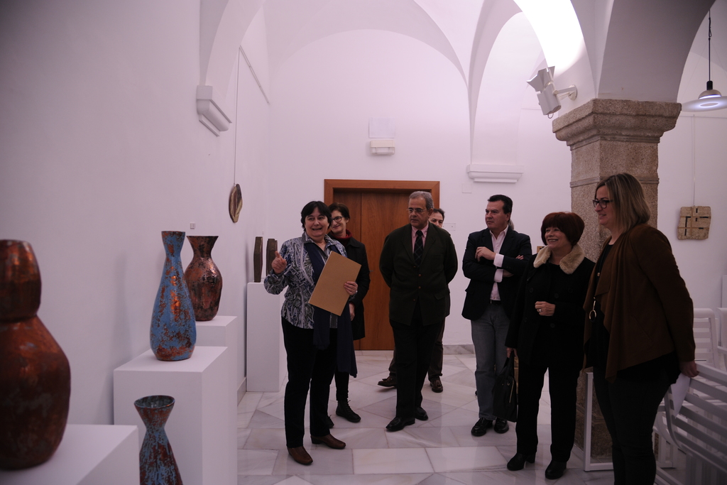 La Asamblea de Extremadura acoge la exposición de cerámica contemporánea "Inquietud matérica" de Leonor Borrallo