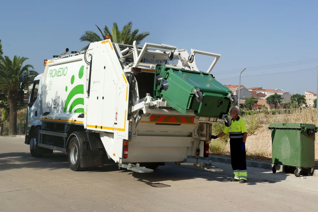 Los Santos de Maimona y Valverde de Llerena estrenan servicio de recogida de residuos urbanos con PROMEDIO