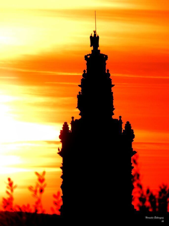 ¿Qué ver en Jerez de los Caballeros? Puesta de sol sobre la torre de San Miguel Arcángel.