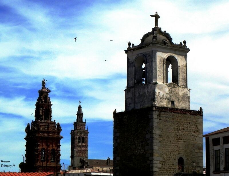 ¿Qué ver en Jerez de los Caballeros? Preciosa fotografía con la Torre del Reloj, San Miguel y San Bartolomé