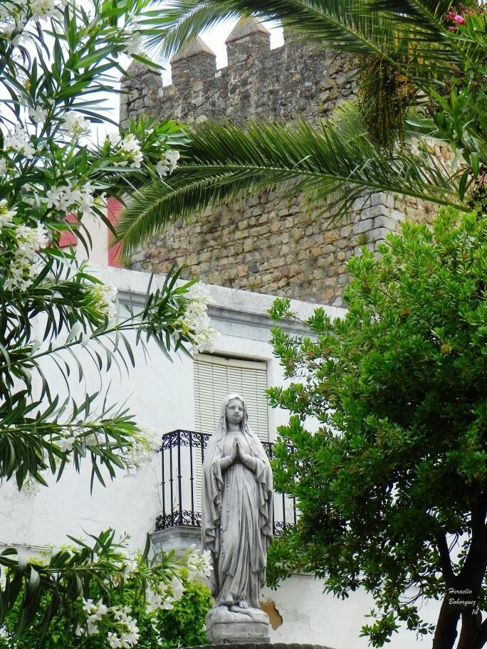 ¿Qué ver en Jerez de los Caballeros? Estatua de Santa María.