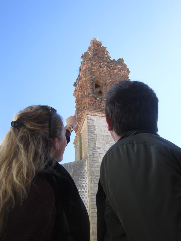 visitas guiadas en Jerez de los caballeros pareja admirando la torre de San Miguel
