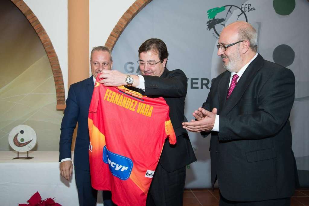 Fernández Vara valora el trabajo de las federaciones deportivas que permiten mantener la independencia del deporte respecto de la política