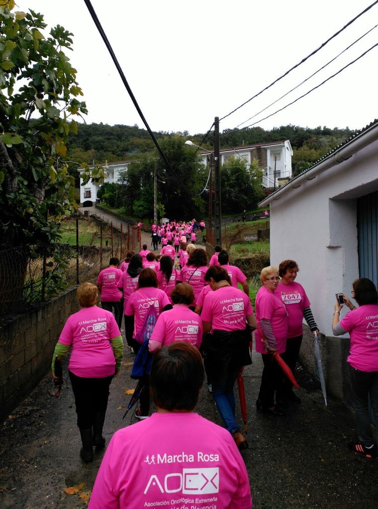 marchagaz mas participantes que vecinos en una marcha de apoyo a la lucha contra el cancer