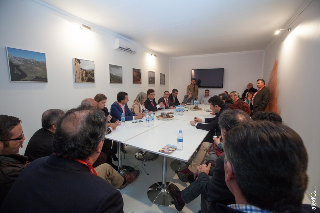 Reunión de Guillermo Fernández Vara con empresarios del sector Turístico en Fitur IMG_7707