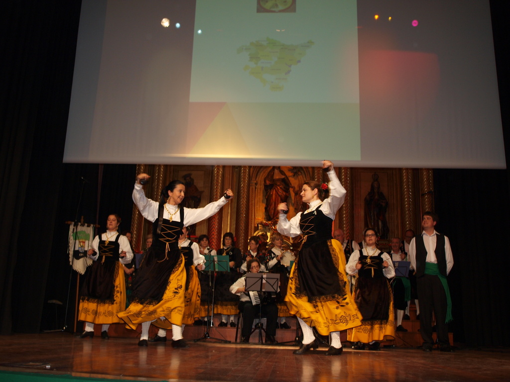 XXIII FESITIVAL DE VILLANCICOS Y DANZAS EXTREMEÑAS (29/11/2014, Oñati, Gipuzkoa) PB294230