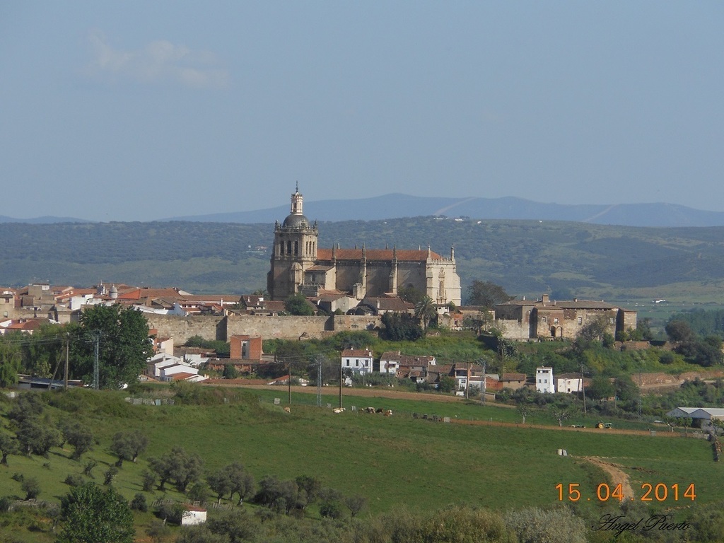 Fotos  de Coria  (Cáceres) tomadas por un socio del Centro Extremeño de Mondragón La catedral se deja ver