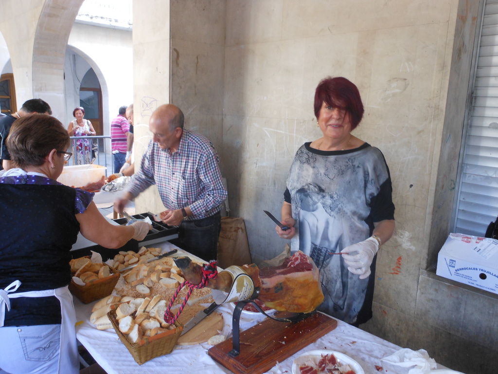 lunes, 20 de octubre de 2014 - XVIII Edición de la feria gastronómico-folklórica de las comunidades en Aretxabaleta Al corte de jamón