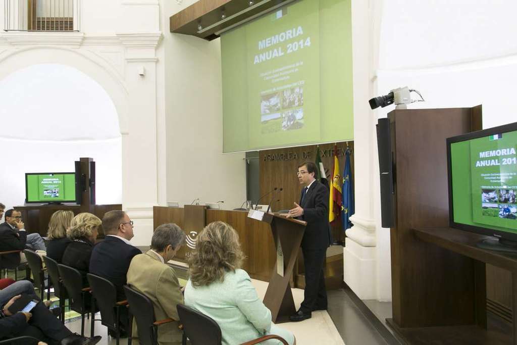 Fernández Vara muestra su disposición a reformar la Ley que regula el Consejo Económico y Social