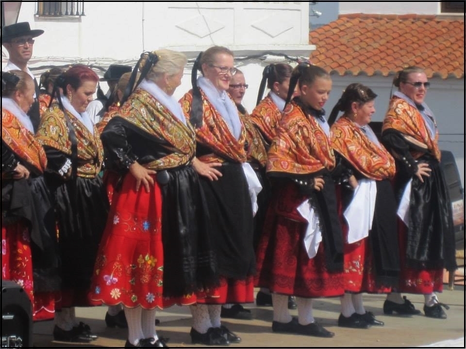 Grupo  de Coros y Danzas Jaral. Casa Extremadura Fuenlabrada 10685478_316232361900353_6310004882557356626_n
