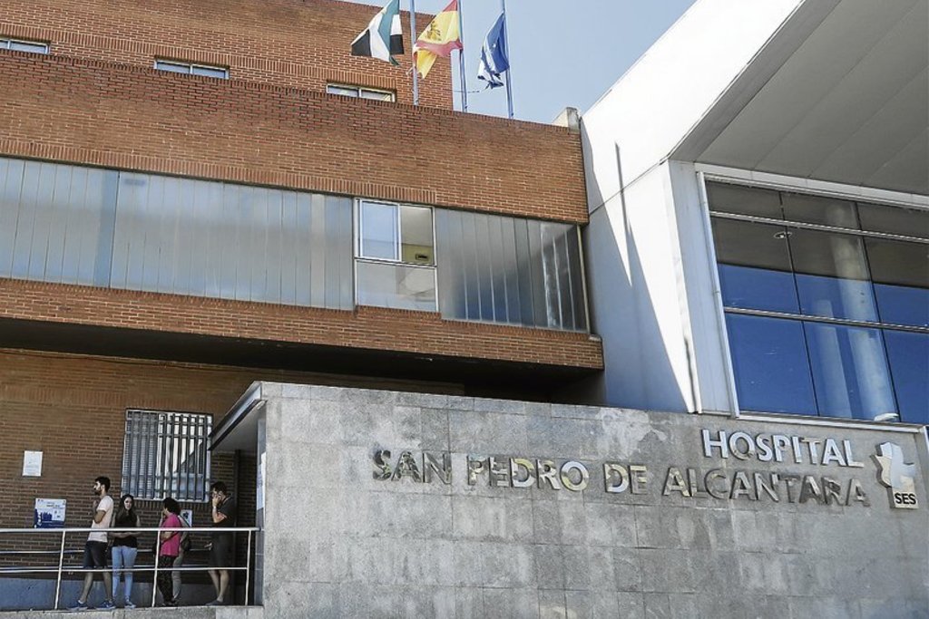 El hospital de Cáceres realiza con éxito la primera extirpación de un tumor cerebral en un paciente despierto