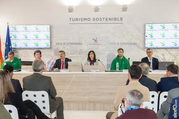 La Junta de Extremadura exhibe en FITUR el potencial de turismo activo de los circuitos deportivos de 2017