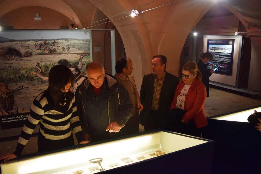 Una exposición conmemora el centenario de los trabajos arqueológicos en la Cueva del Conejar