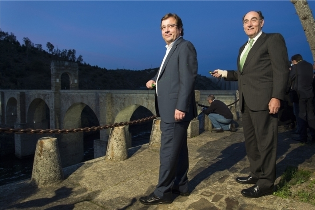 El Ayuntamiento de Alcántara presenta en FITUR 2017 la nueva iluminación de su puente romano