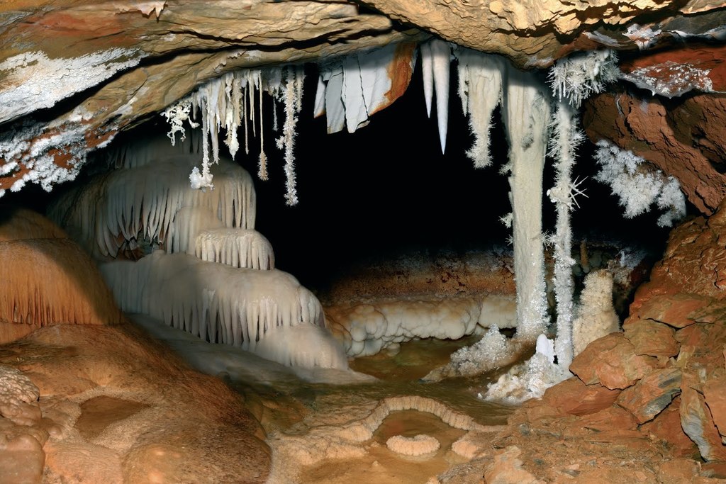 La Junta de Extremadura publica el primer libro sobre la Cueva de Castañar de Ibor con motivo del 50 aniversario de su descubrimiento