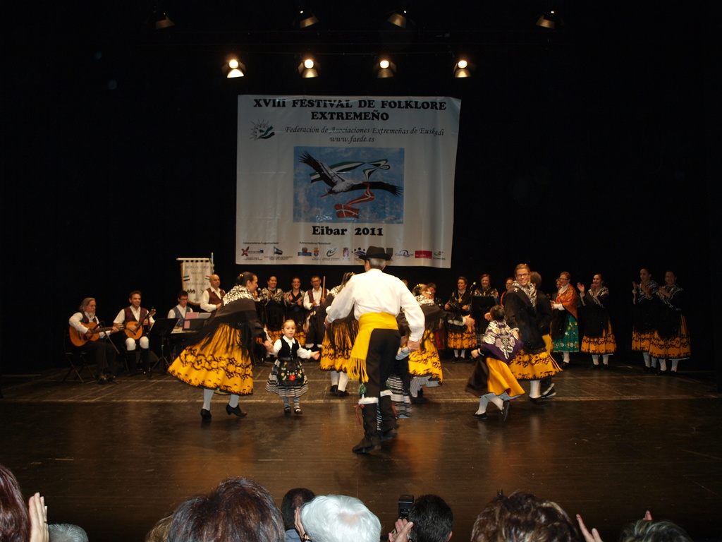 2011.11.12   	XVIII Festival de Folclore Extremeño 2011.11.12   	XVIII Festival de Folclore Extremeño - PB128523